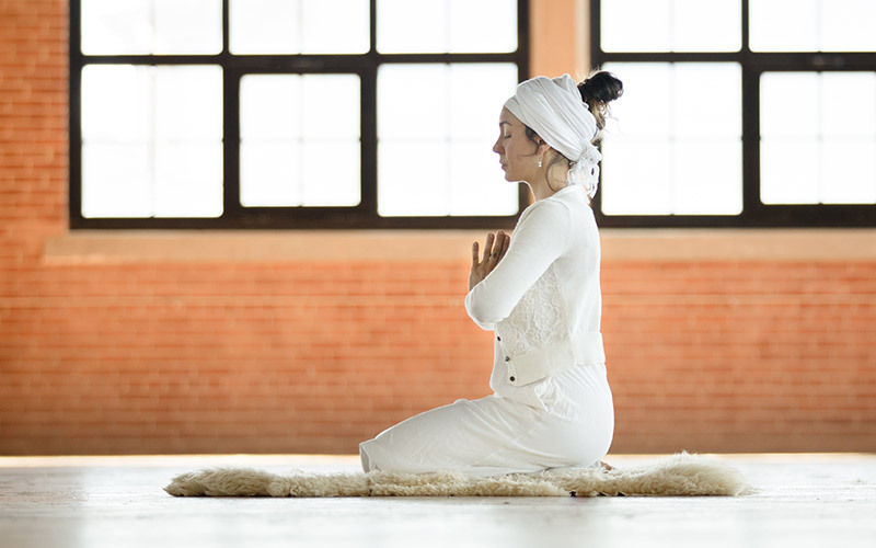 Yoga Kundalini: come si articola la pratica